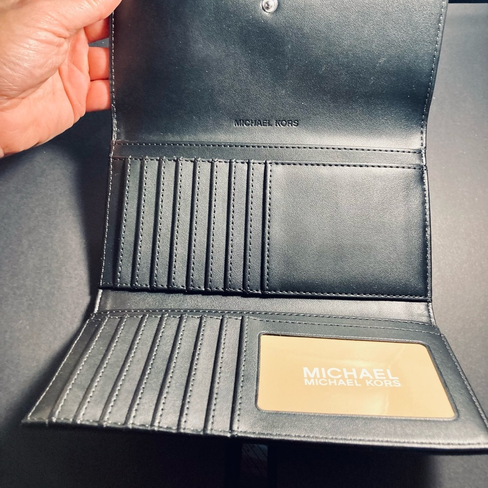Michael Kors Large Logo Trifold Wallet Black - reduced price! - Picture 6 of 8